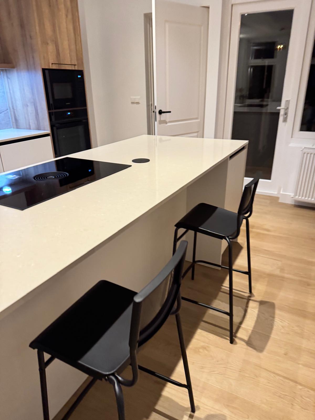 Nieuw houten kozijn geplaatst in slaapkamer