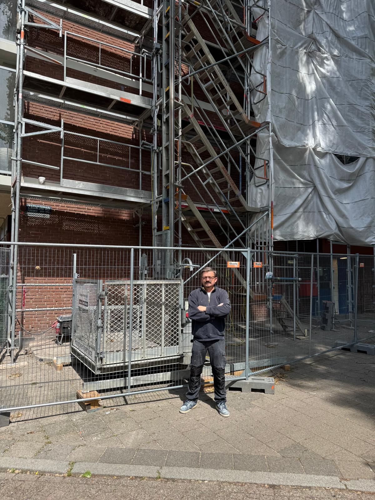 Sotir op een renovatieproject voor een stenen Nederlands pand met steigerwerk